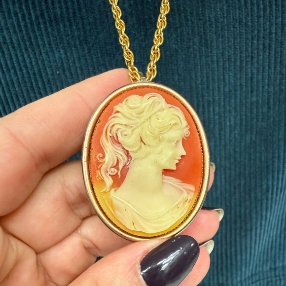 Vintage Carved Resin Cameo Perfume Locket Brooch Pendant - Picture 3 of 9